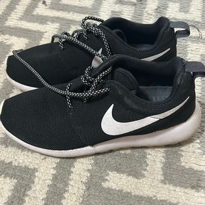 Women’s Nike Roshi’s size 7